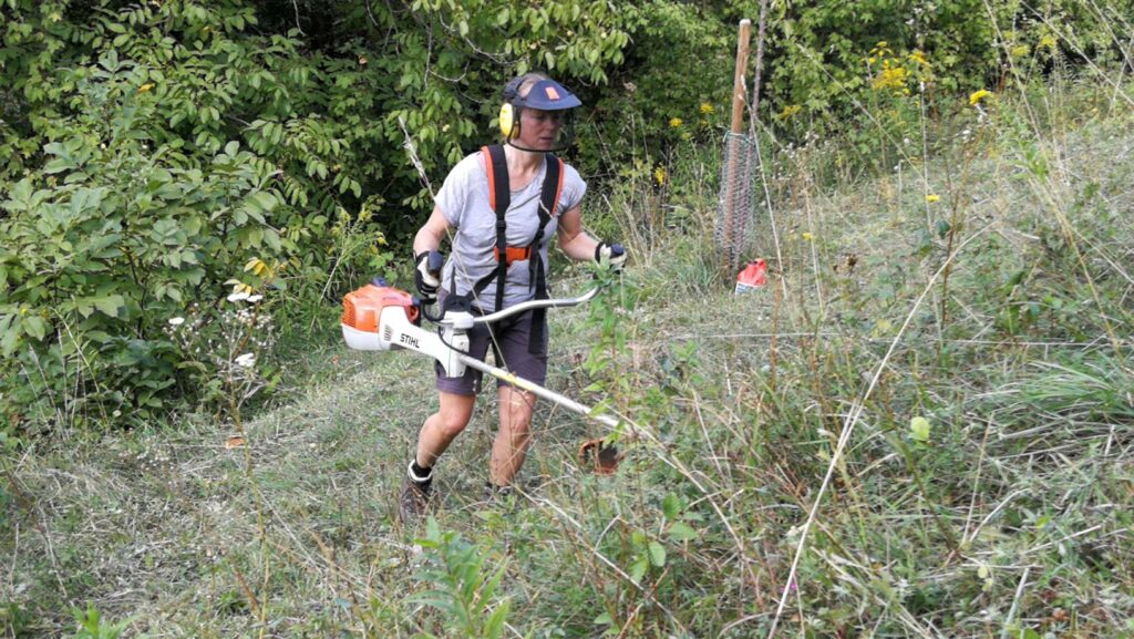 Freischneider_Chalwatzis Frau bedient einen Freischneider zur gezielten Landschaftspflege als Teil von Biodiversität und Ressourcenschutz in der Agrarlandschaft.