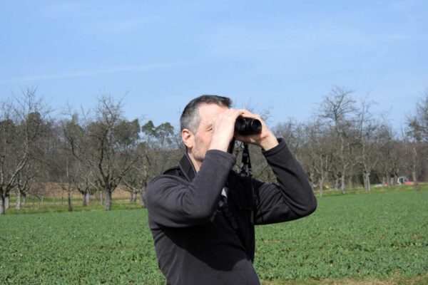 Monitoring von Biodiversität und Ressourcenschutz in der Agrarlandschaft mittels Fernglas auf einer Streuobstwiese.